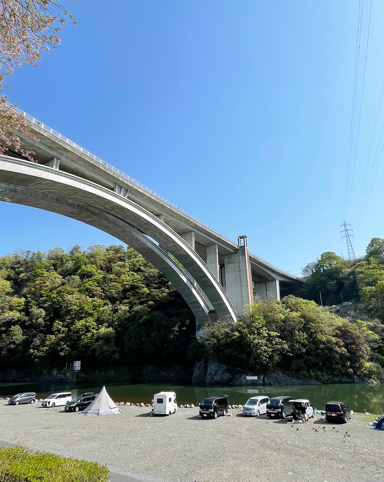 小倉橋でキャンプ河川敷小倉橋の様子